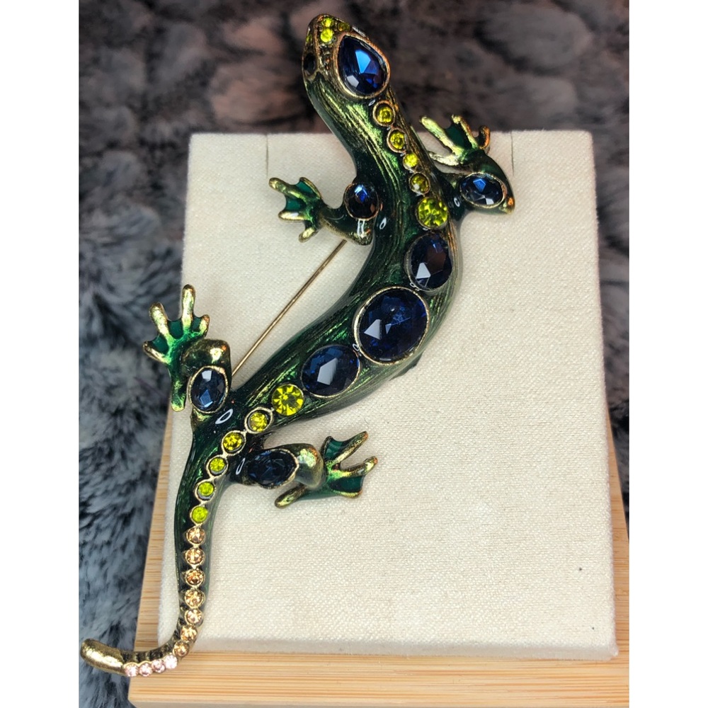 Lizard pin